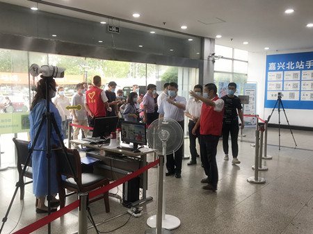 經(jīng)開陳書記查北站3(趙峰)_副本.jpg 經(jīng)開陳書記查北站3(趙峰)_副本.jpg