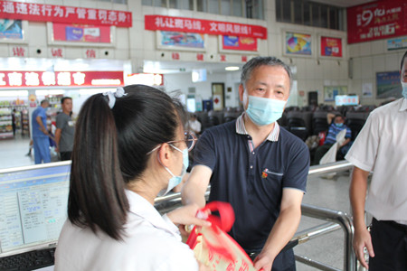 市總工會高溫慰問2(滕艷君)_副本.jpg 市總工會高溫慰問2(滕艷君)_副本.jpg