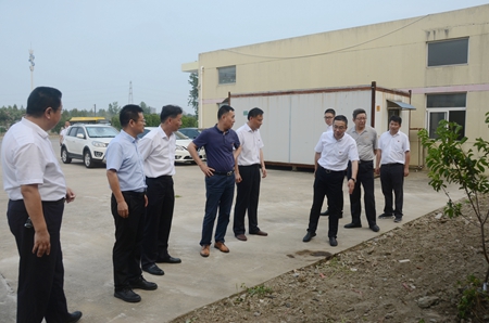 集團領(lǐng)導(dǎo)督查公交2_副本.jpg 集團領(lǐng)導(dǎo)督查公交2_副本.jpg